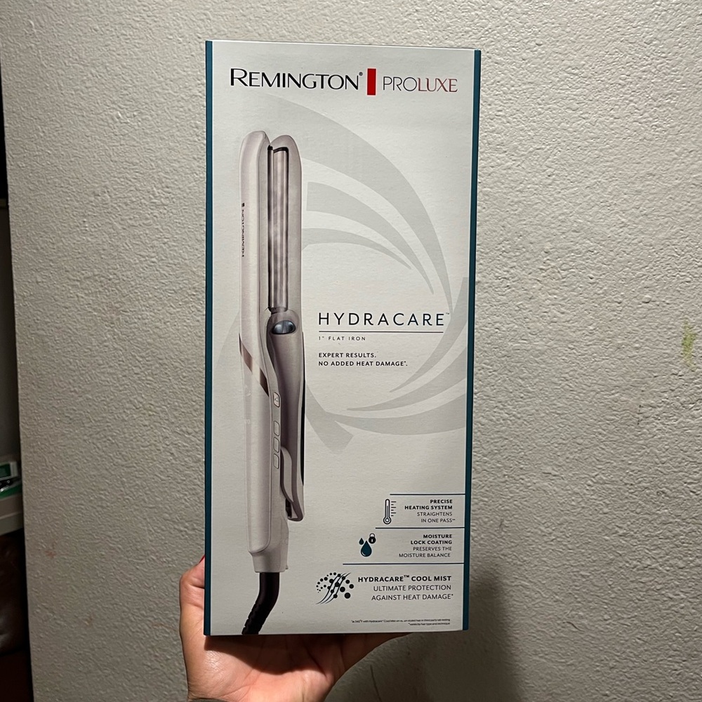 REMINGTON® PROLUXE HYDRACARE® hair straightener